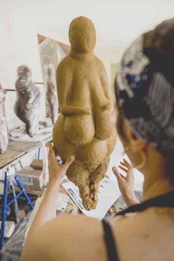 Prune Nourry dans son atelier