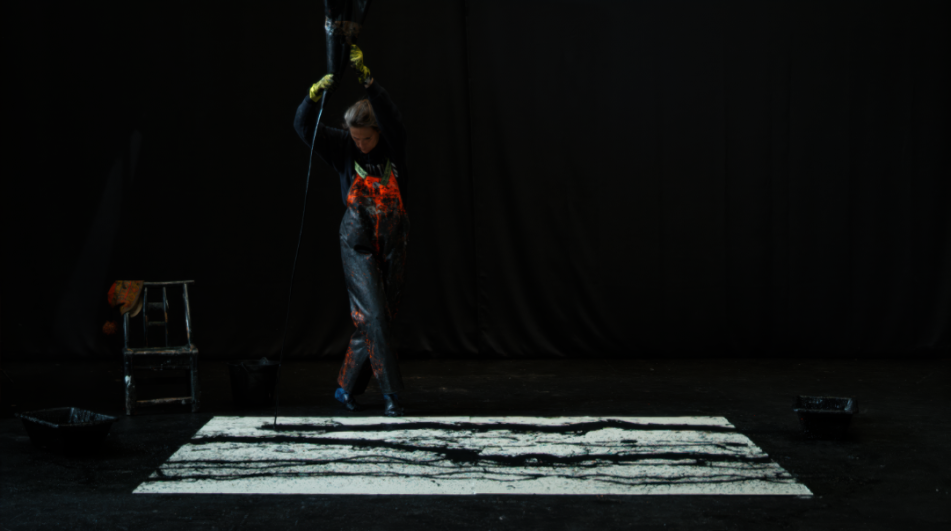 Fabienne Verdier créant l'œuvre tandem Gare Le Vert de Maisons